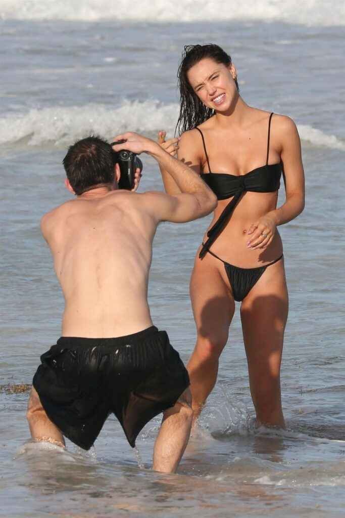 Alexis Ren en bikini s'amusant sur la plage