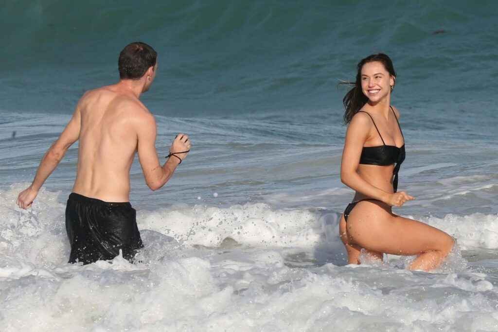Alexis Ren en bikini s'amusant sur la plage