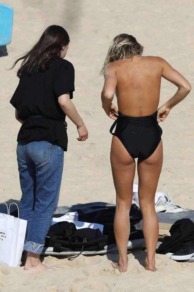 Ashley Hart avec un mini bikini