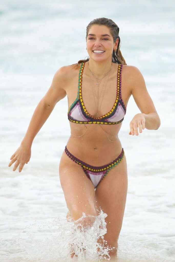 Ashley Hart sur la plage