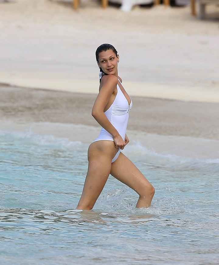 Bella Hadid avec son bikini blanc moulant