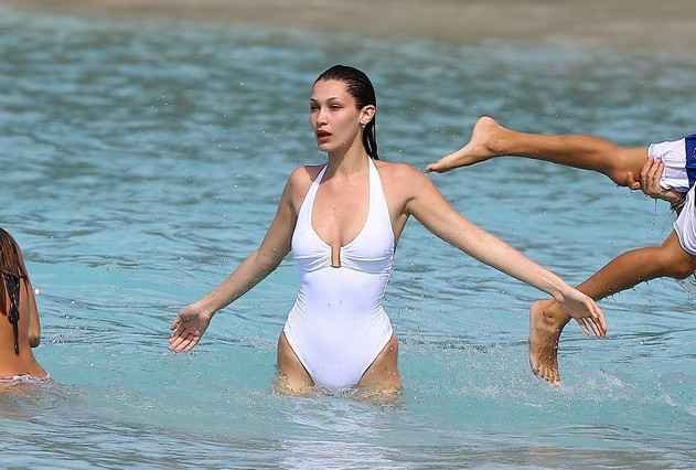Bella Hadid avec son bikini blanc moulant