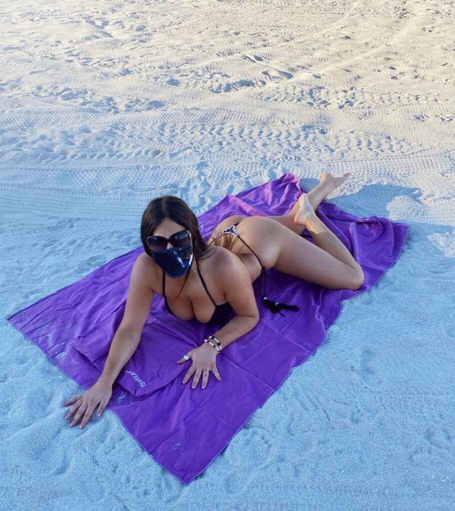 Claudia Romani pose avec un bikini très sexy