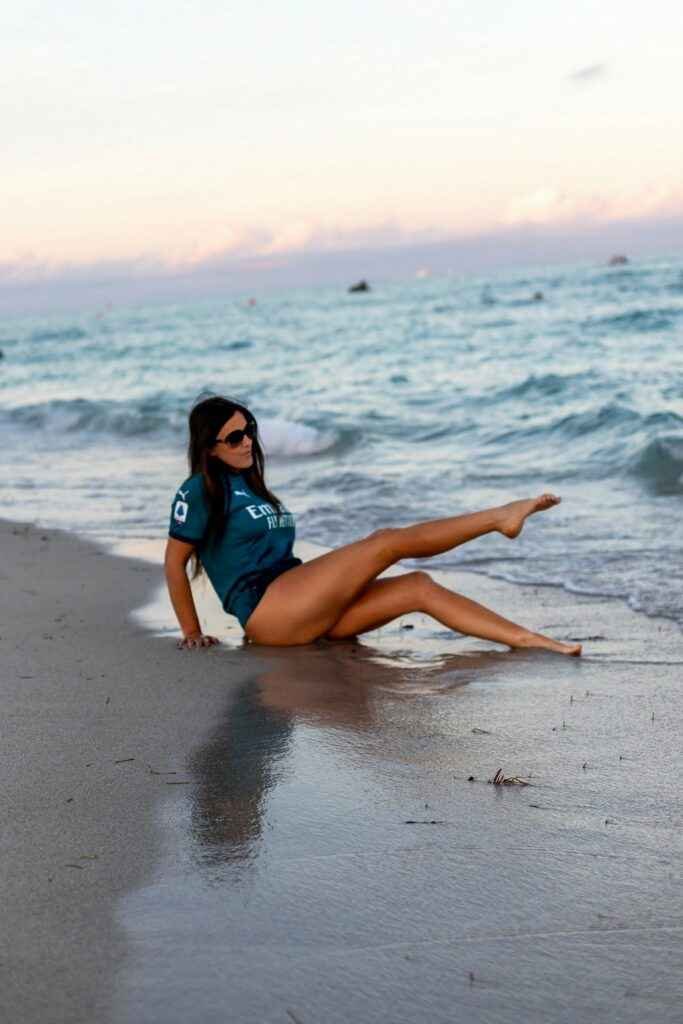 Claudia Romani pose avec un bikini très sexy