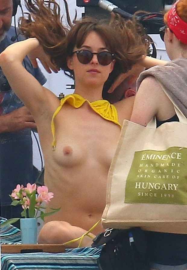 Dakota Johnson nue lors d'un tournage