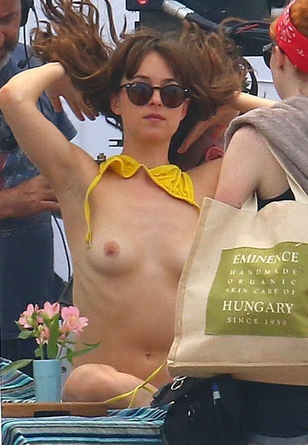 Dakota Johnson nue lors d’un tournage