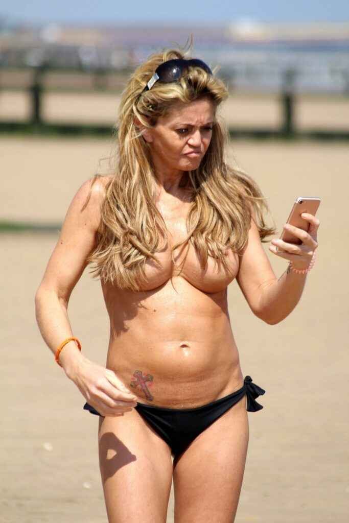Danniella Westbrook montre ses seins sur la plage