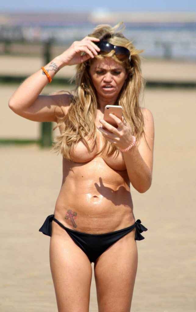 Danniella Westbrook montre ses seins sur la plage