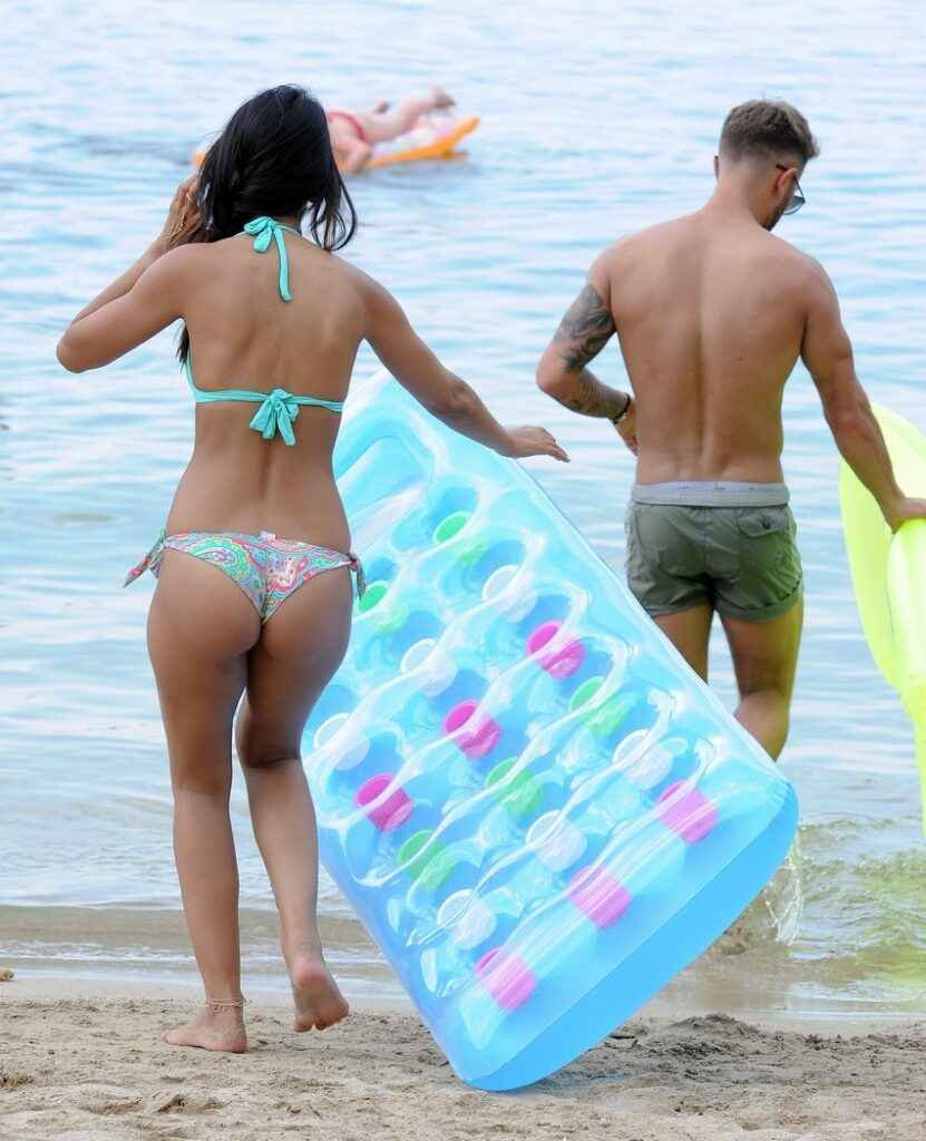Jasmin Walia en bikini en vacances