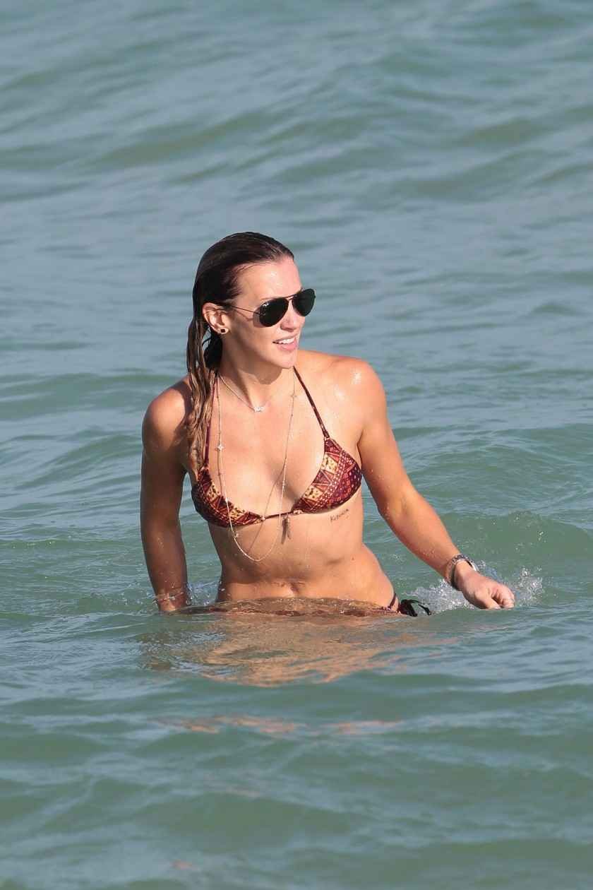 Katie Cassidy en bikini sur une plage