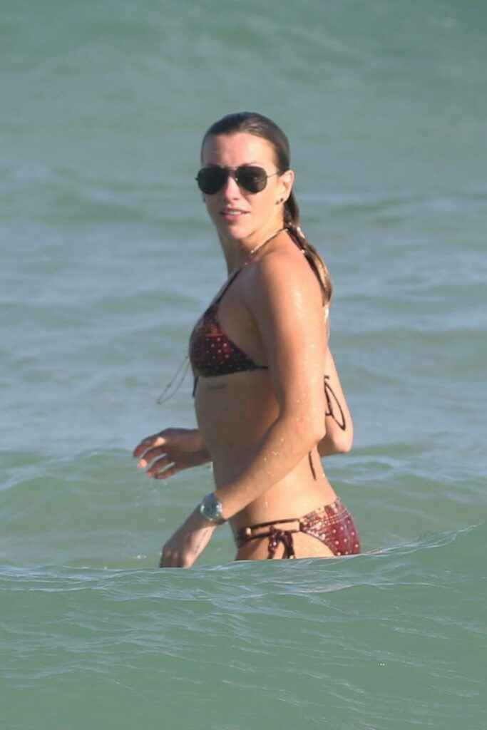 Katie Cassidy en bikini sur une plage