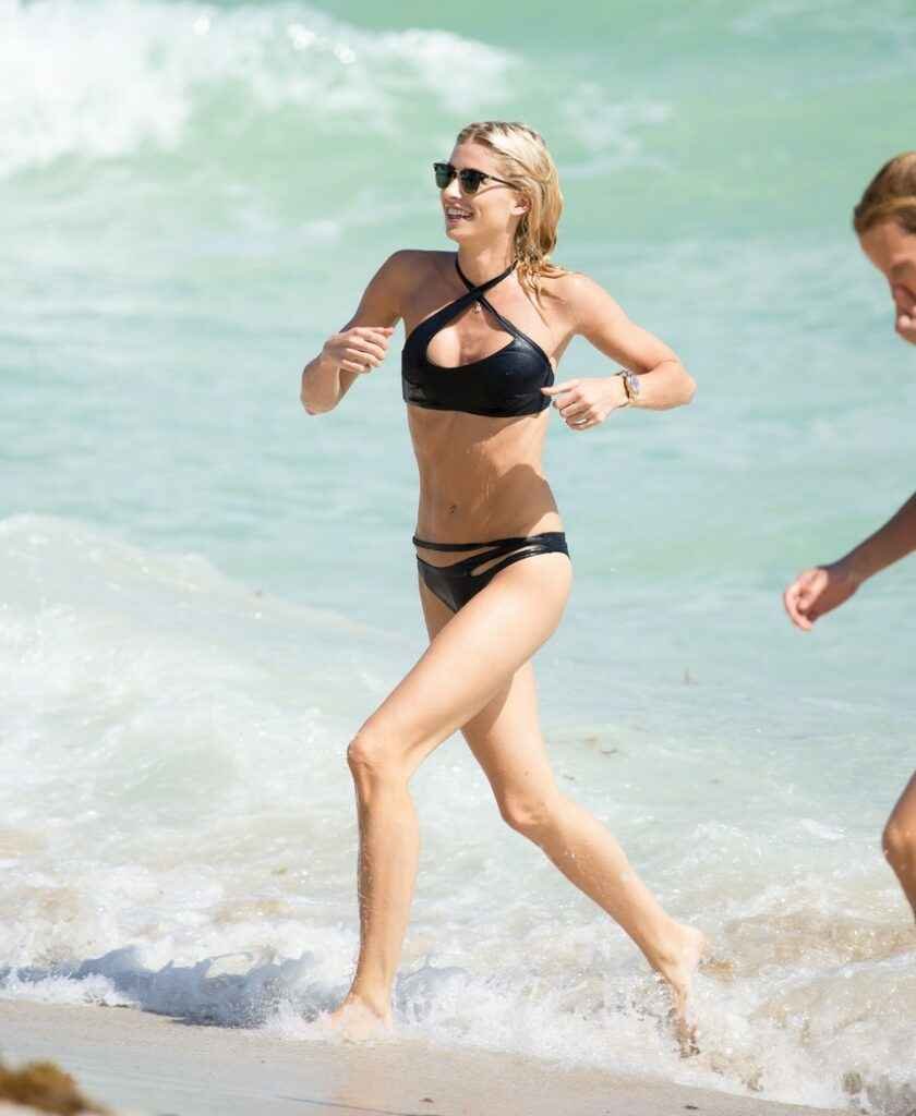 Lena Gercke en bikini noir à la plage