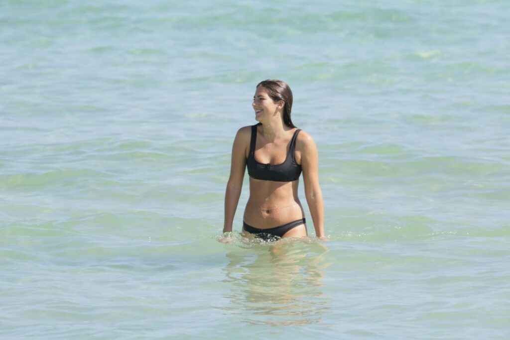 Lucinda Aragon se détend sur la plage