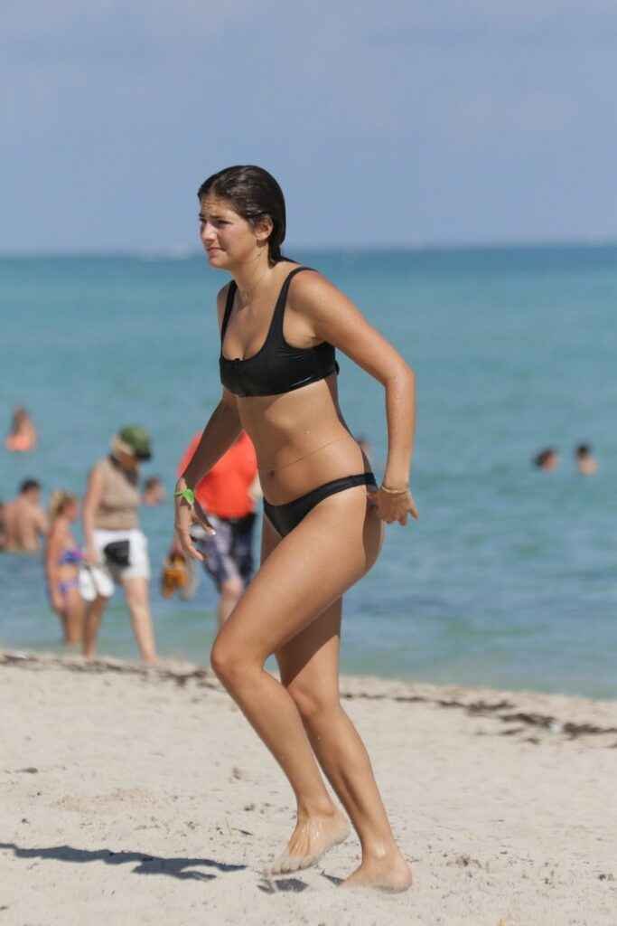 Lucinda Aragon se détend sur la plage