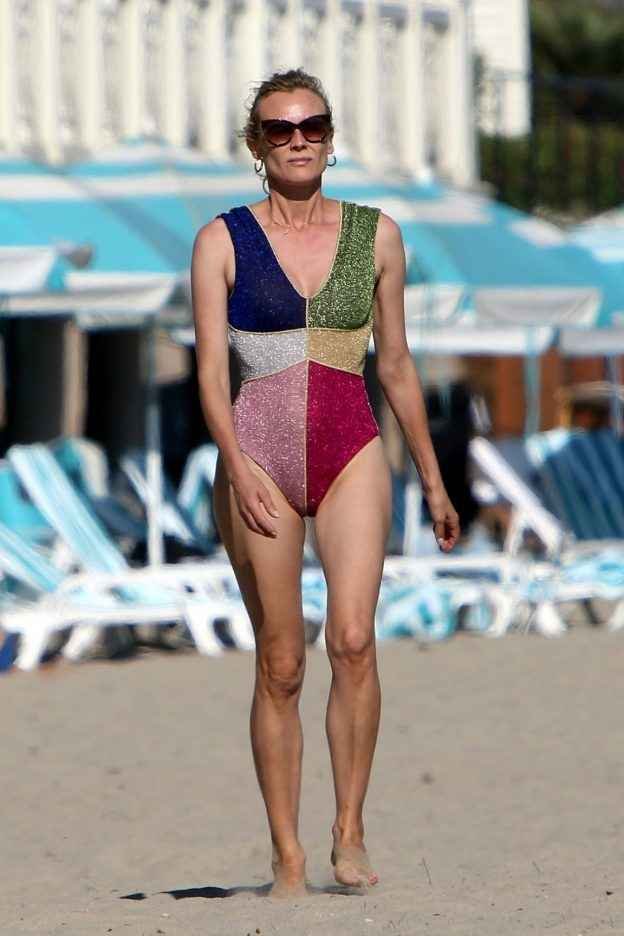 Diane Kruger sexy dans un maillot de bain multicolore