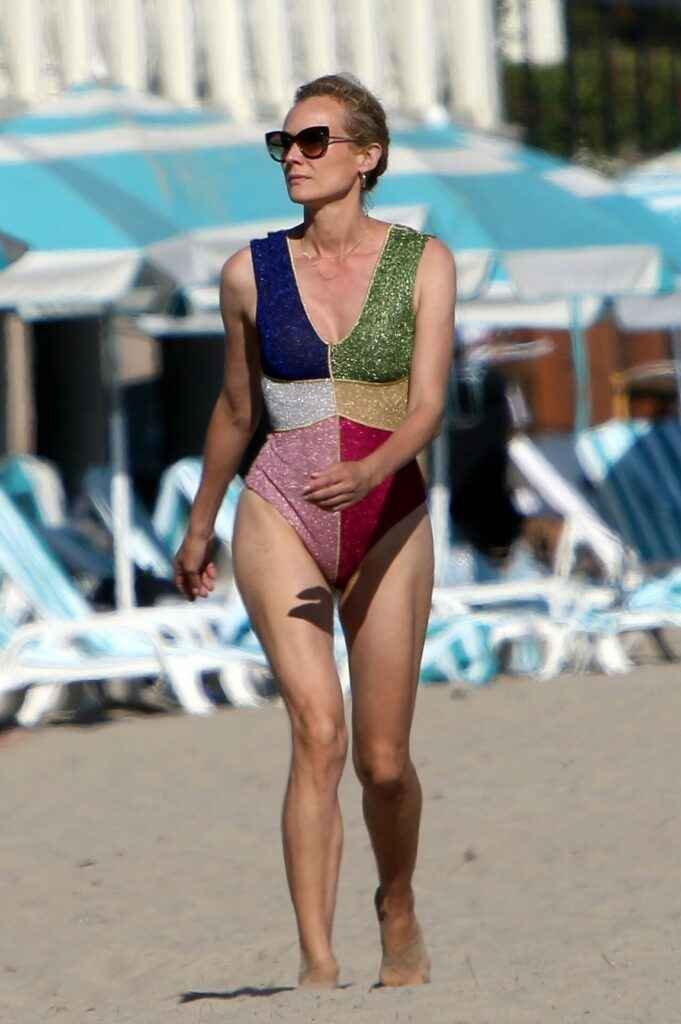 Diane Kruger sexy dans un maillot de bain multicolore