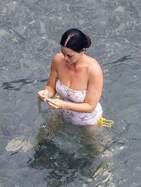 Katy Perry en maillot de bain sur la plage