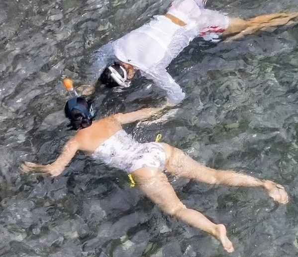 Katy Perry en maillot de bain sur la plage