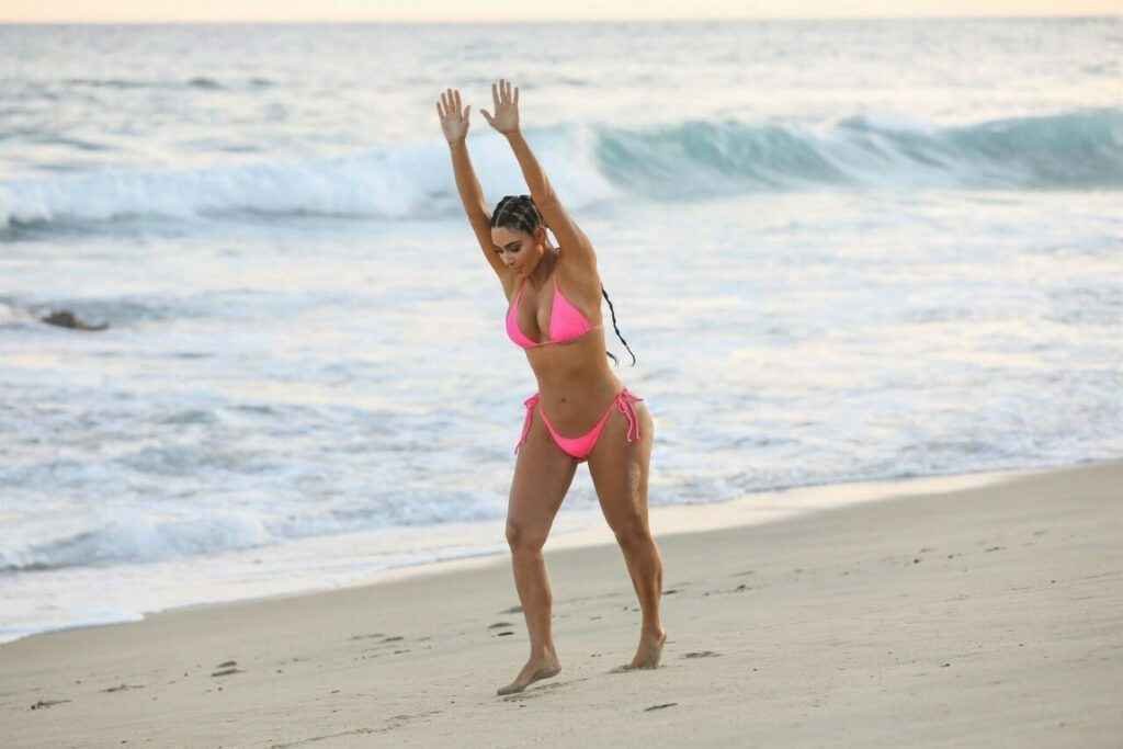 Kim Kardashian avec un bikini rose