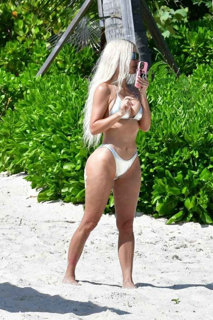 Kim Kardashian avec un bikini moulant très sexy
