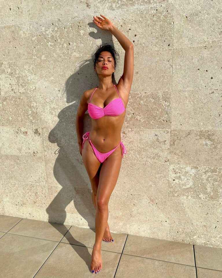 Nicole Scherzinger sexy en bikini rose