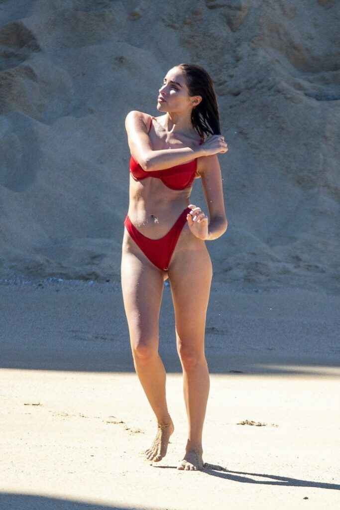 Olivia Culpo sexy en bikini rouge