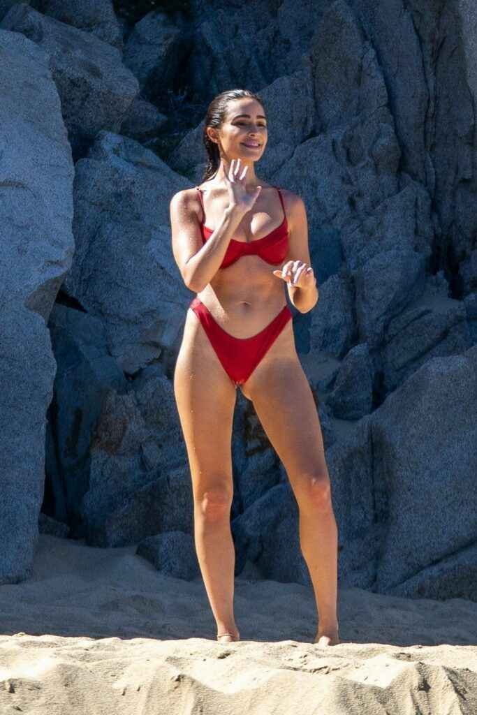 Olivia Culpo sexy en bikini rouge