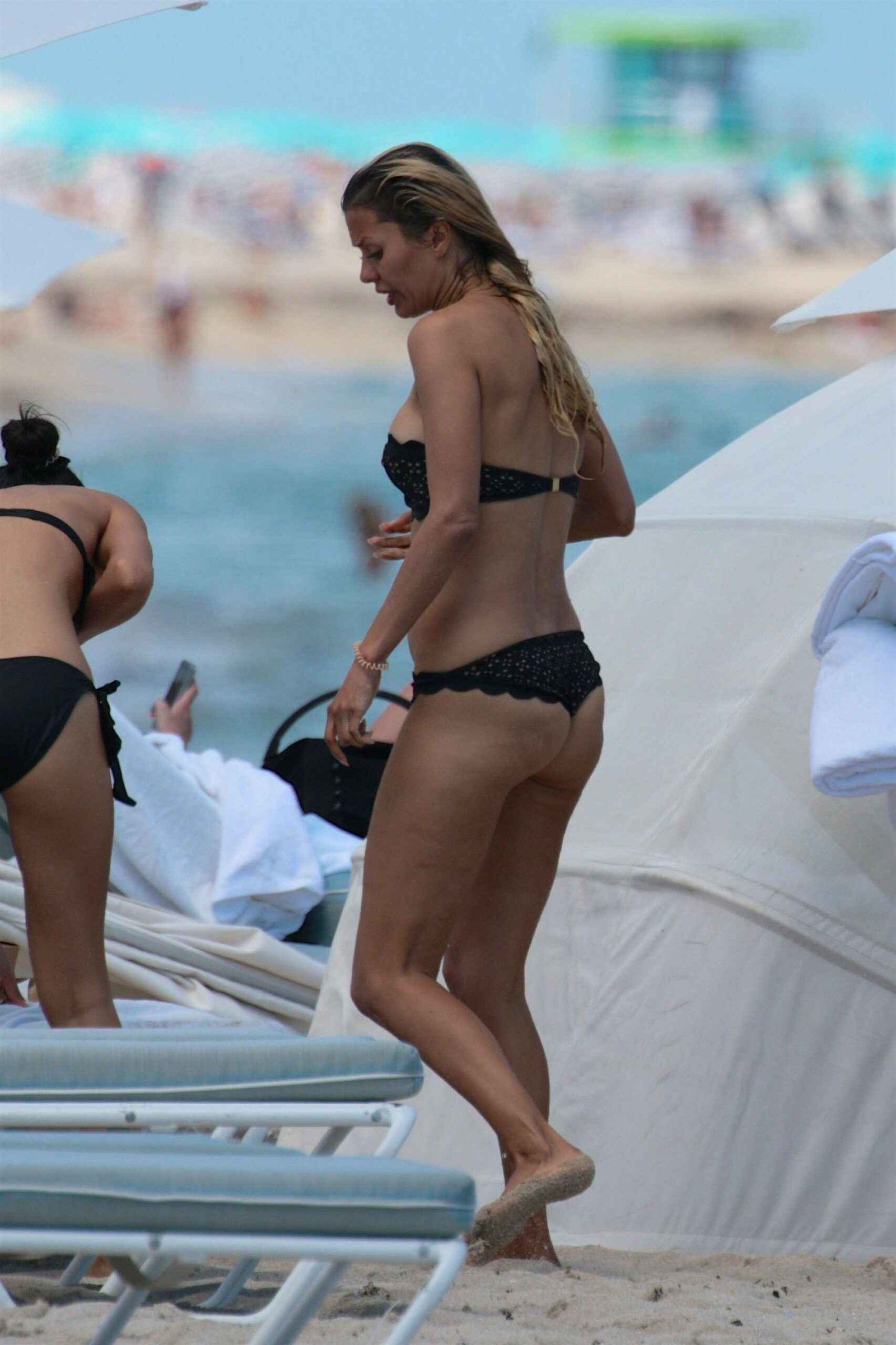 Victoria Bonya avec un bikini noir