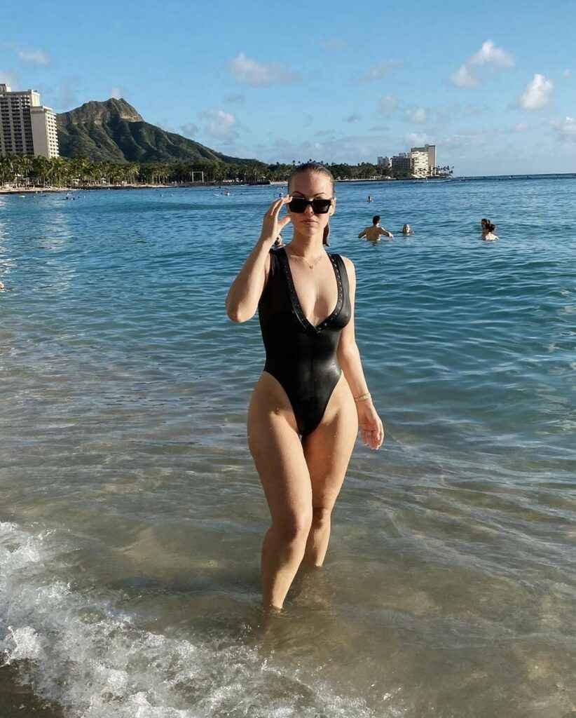 Bianca Elouise sexy dans un bikini noir