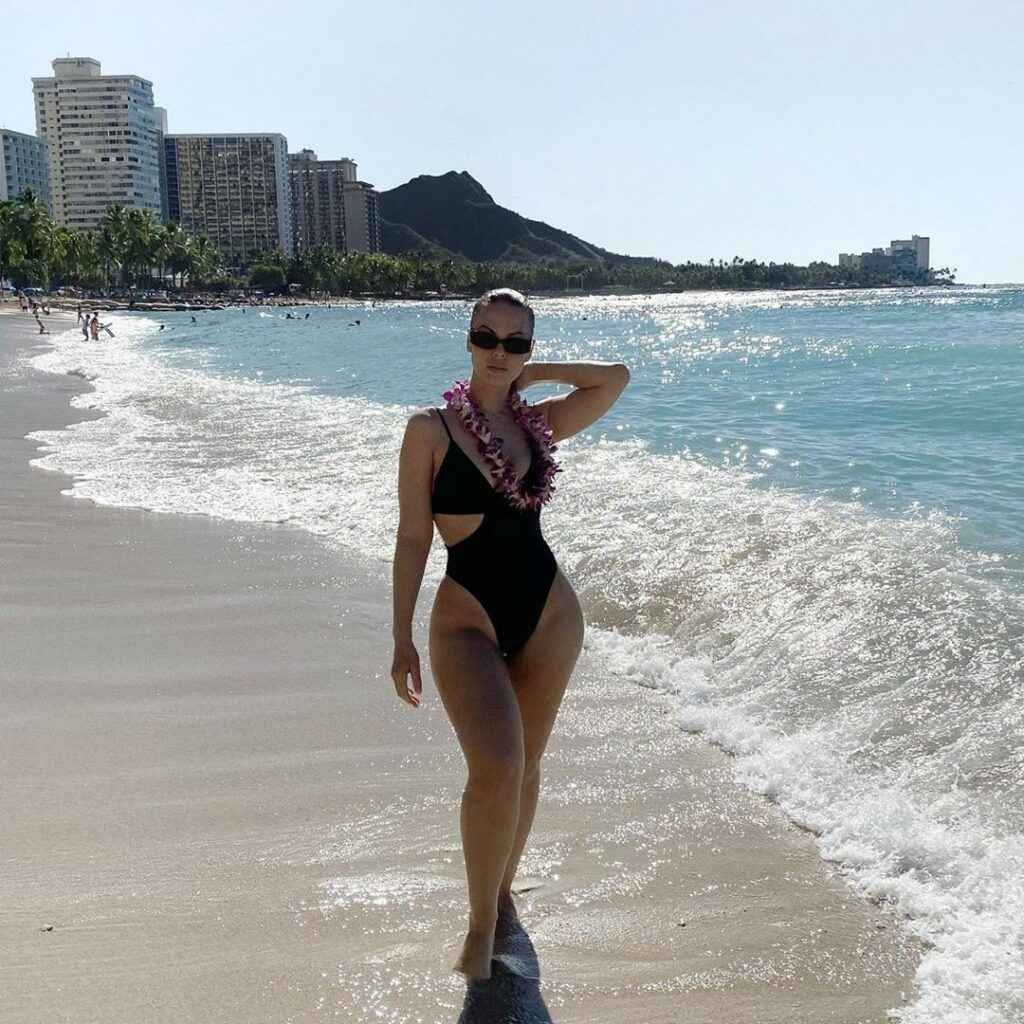 Bianca Elouise sexy dans un bikini noir