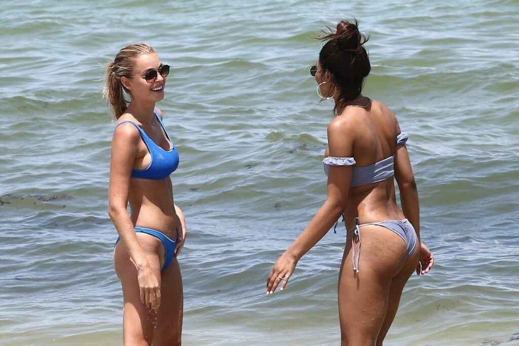 Danielle Herrington avec un bikini sexy sur la plage