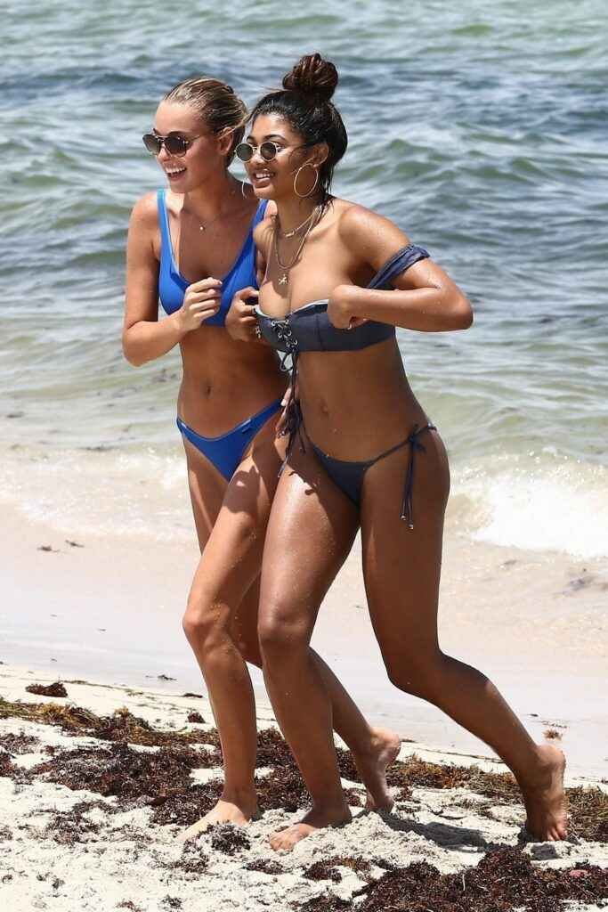 Danielle Herrington avec un bikini sexy sur la plage