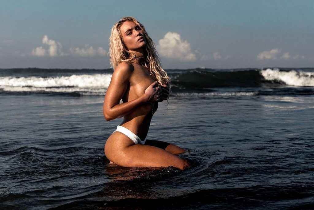 Lucie Donlan sexy sur la plage