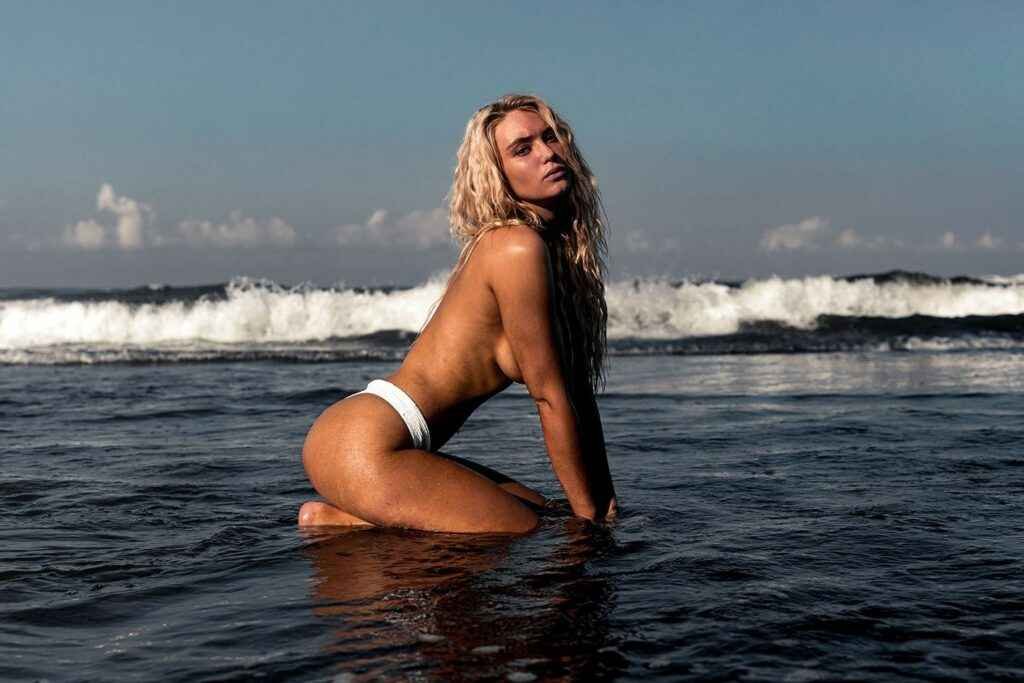 Lucie Donlan sexy sur la plage