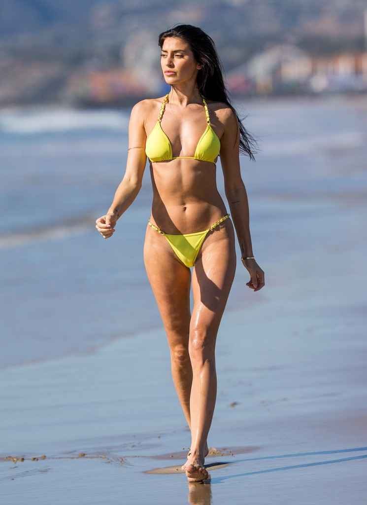 Nicole Williams en bikini jaune