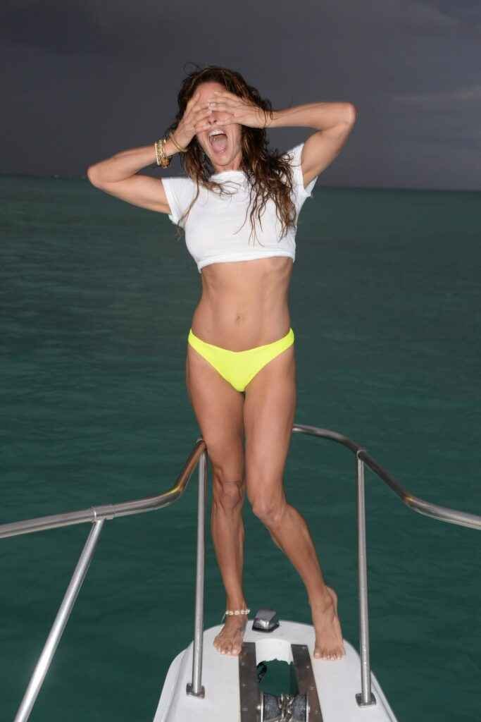 Brooke Burke dans un bikini blanc et jaune