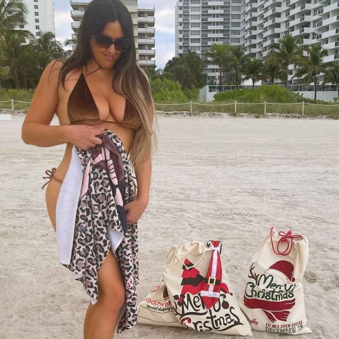 Claudia Romani montre cul sur la plage
