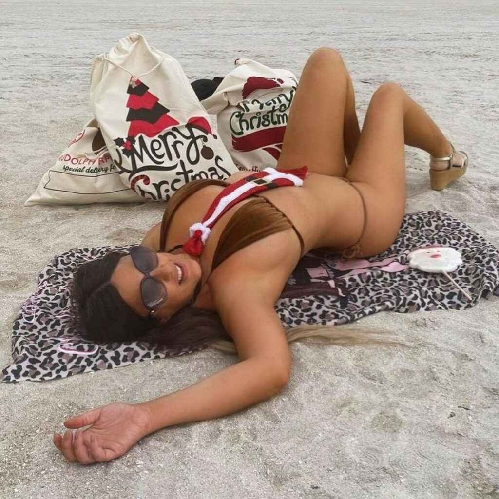 Claudia Romani montre cul sur la plage