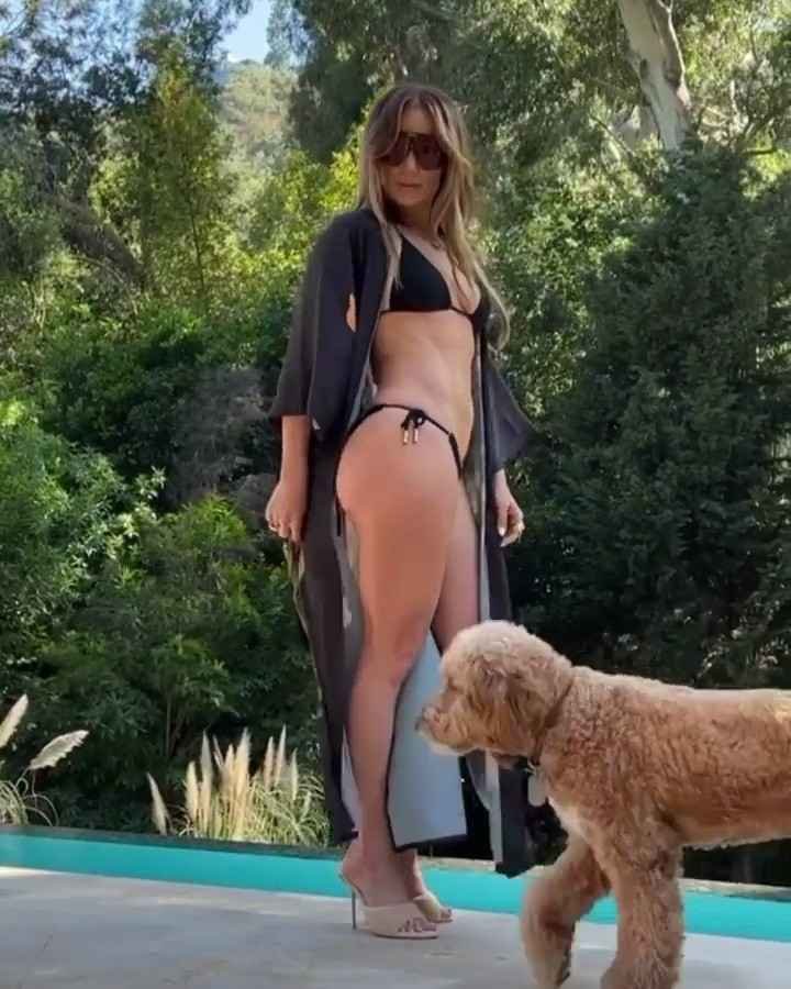 Jennifer Lopez dans un bikini noir