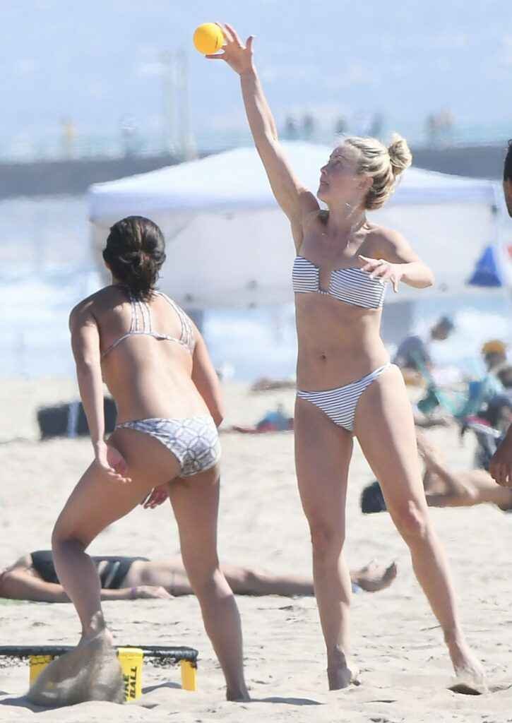 Julianne Hough en bikini blanc