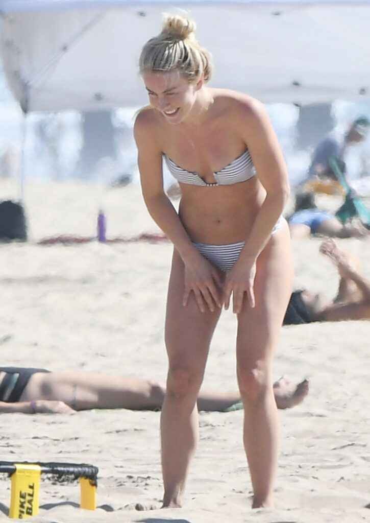 Julianne Hough en bikini blanc