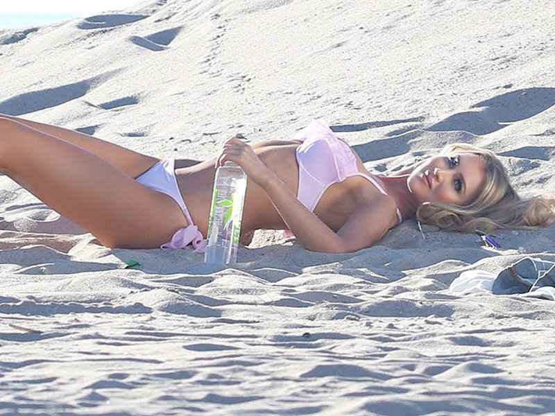 Kerrie McMahon, jeune et sexy sur la plage !