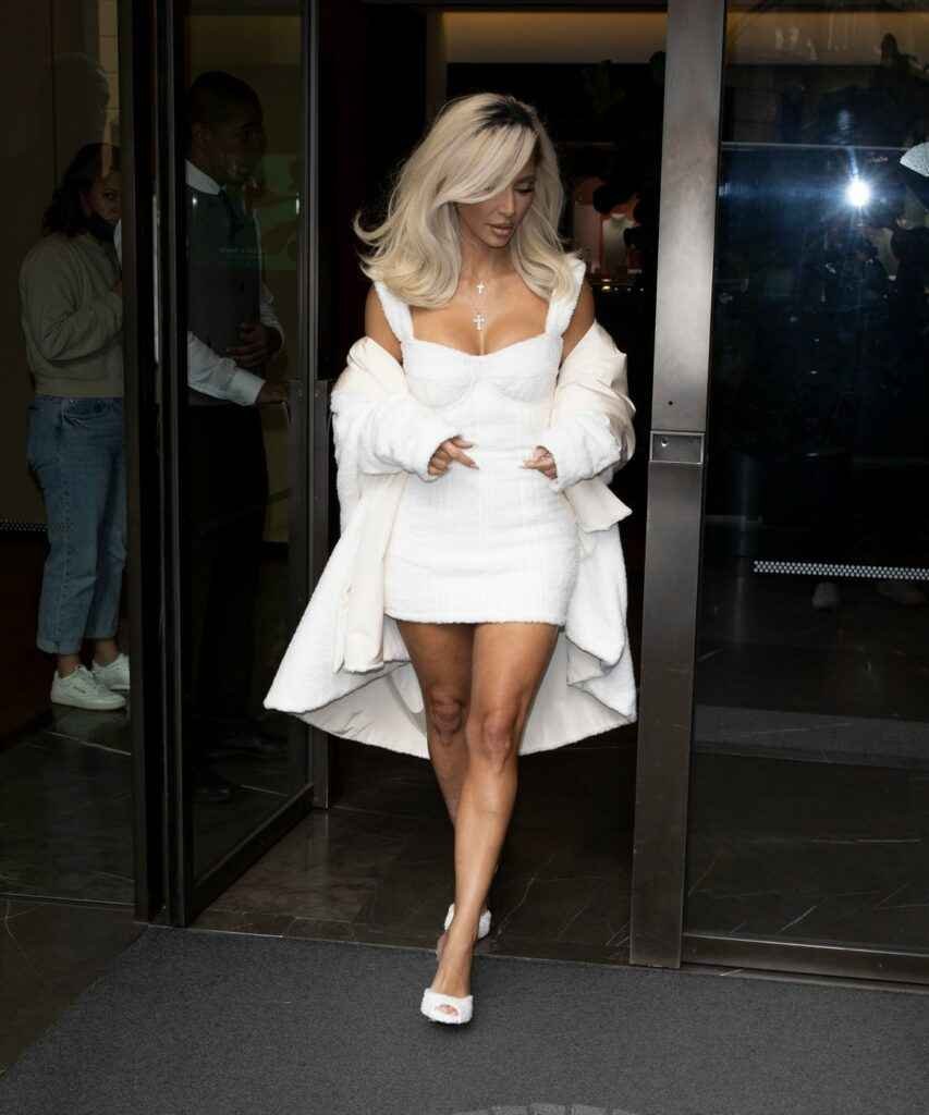 Kim Kardashian en robe blanche