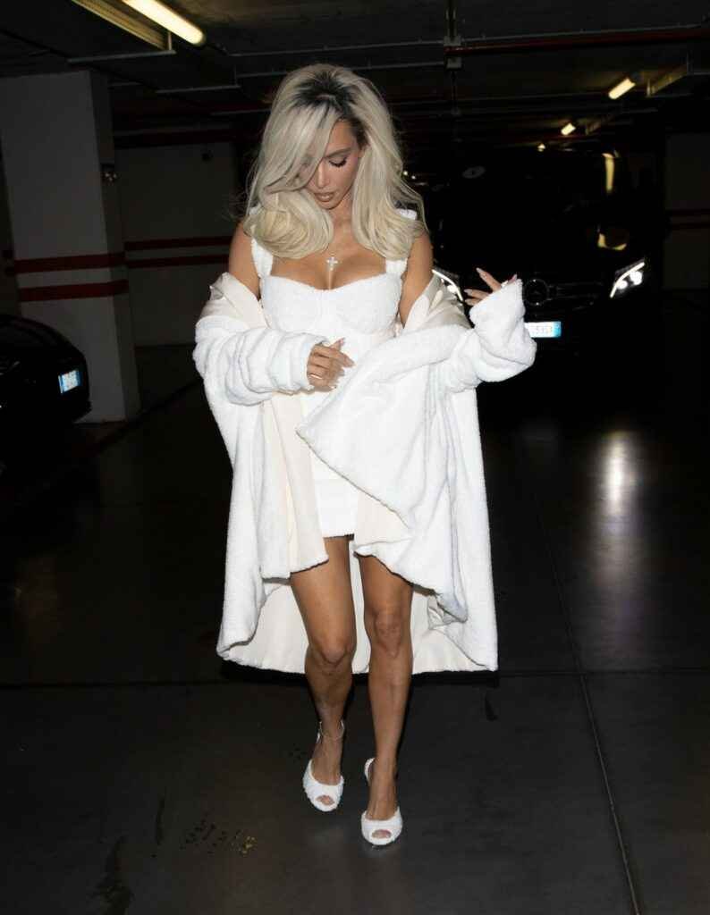 Kim Kardashian en robe blanche