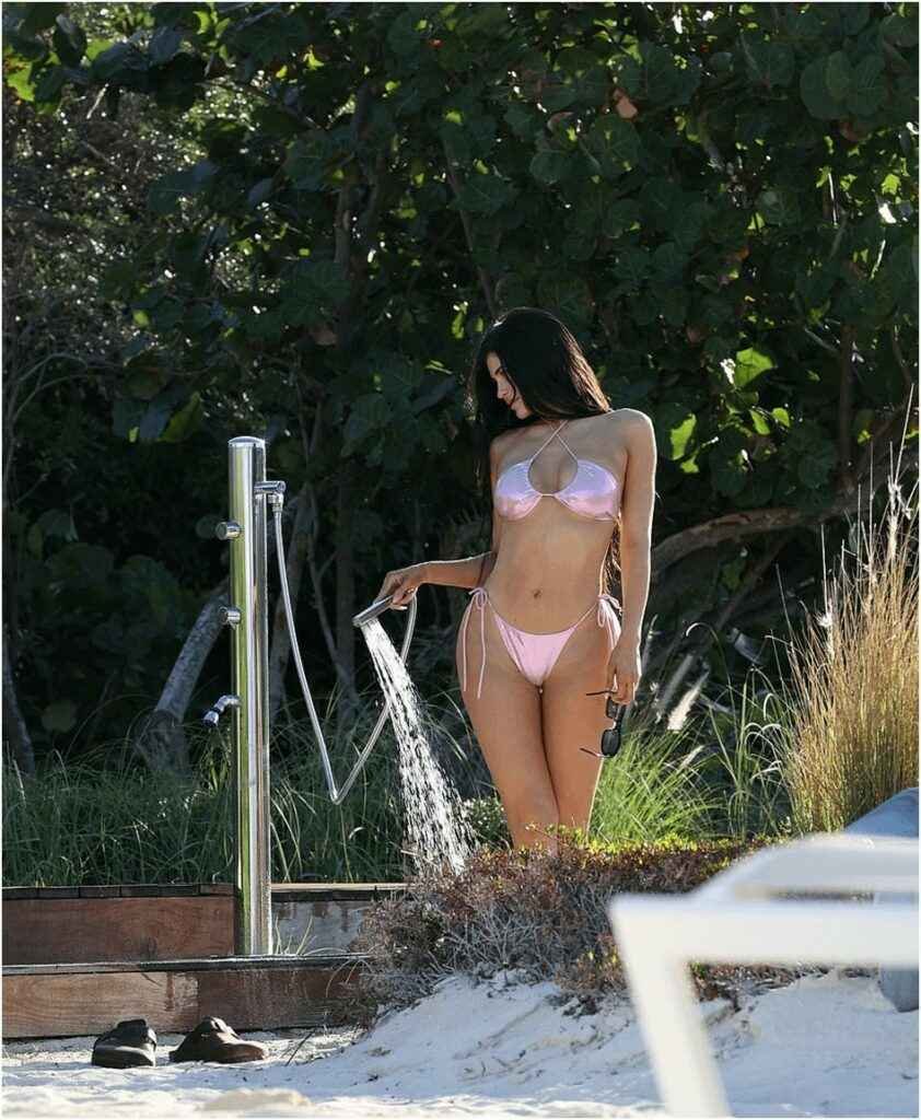 Kylie Jenner sexy en bikini rose