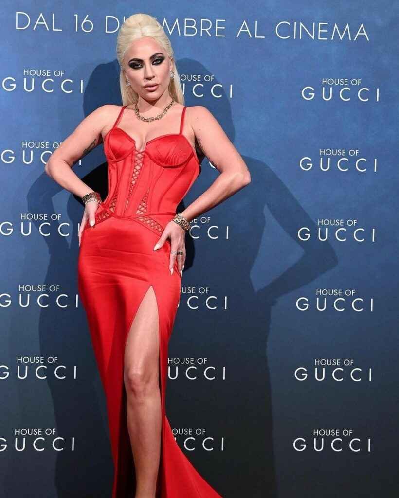 Lady Gaga sexy en rouge