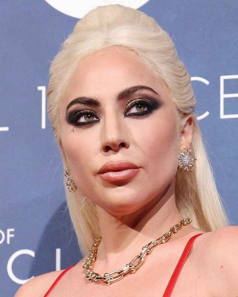 Lady Gaga sexy en rouge
