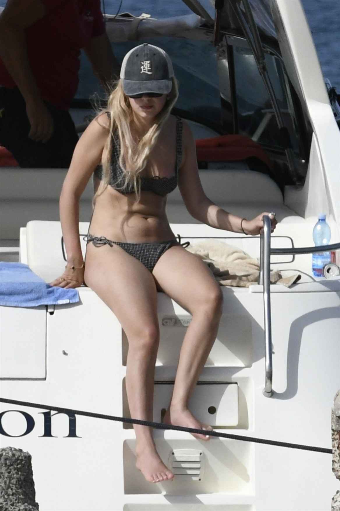 Millie Bobby Brown sur son yacht