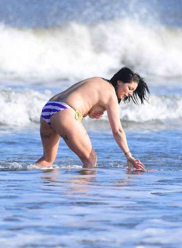 Reed Topless perd son haut de bikini !