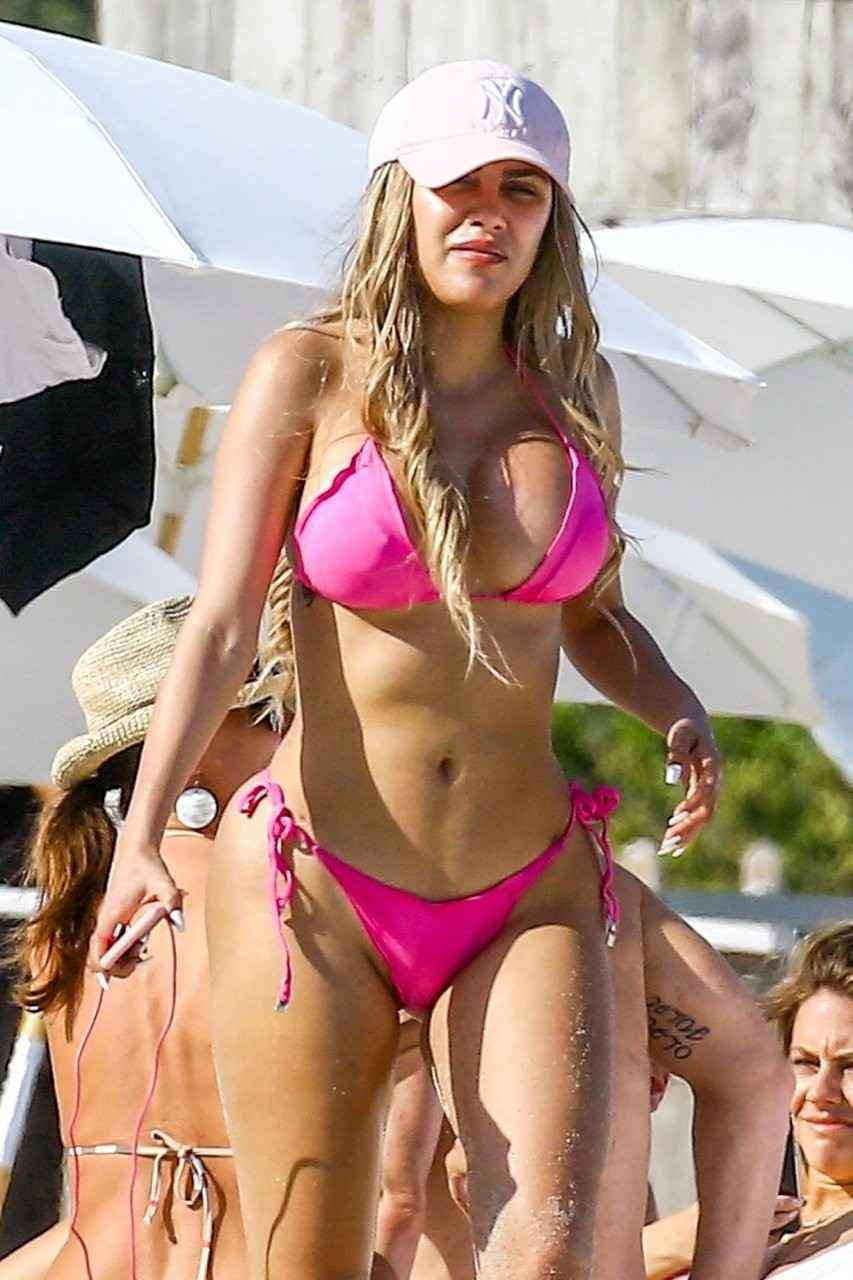 Alexa Dellanos avec un petit bikini rose